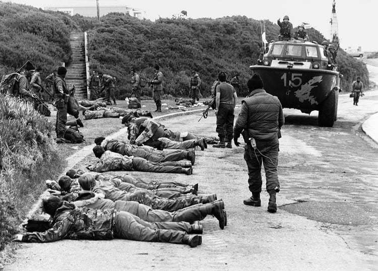 2 de abril de 1982 en Malvinas, la rendición inglesa tras el Operativo Rosario.