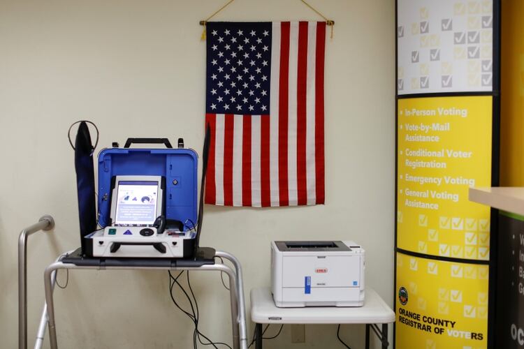 Una máquina de votación electrónica que crea una boleta de papel para ser escaneada, en un centro de votación anticipada en Santa Ana, California, el 24 de febrero de 2020 (REUTERS/Mike Blake)