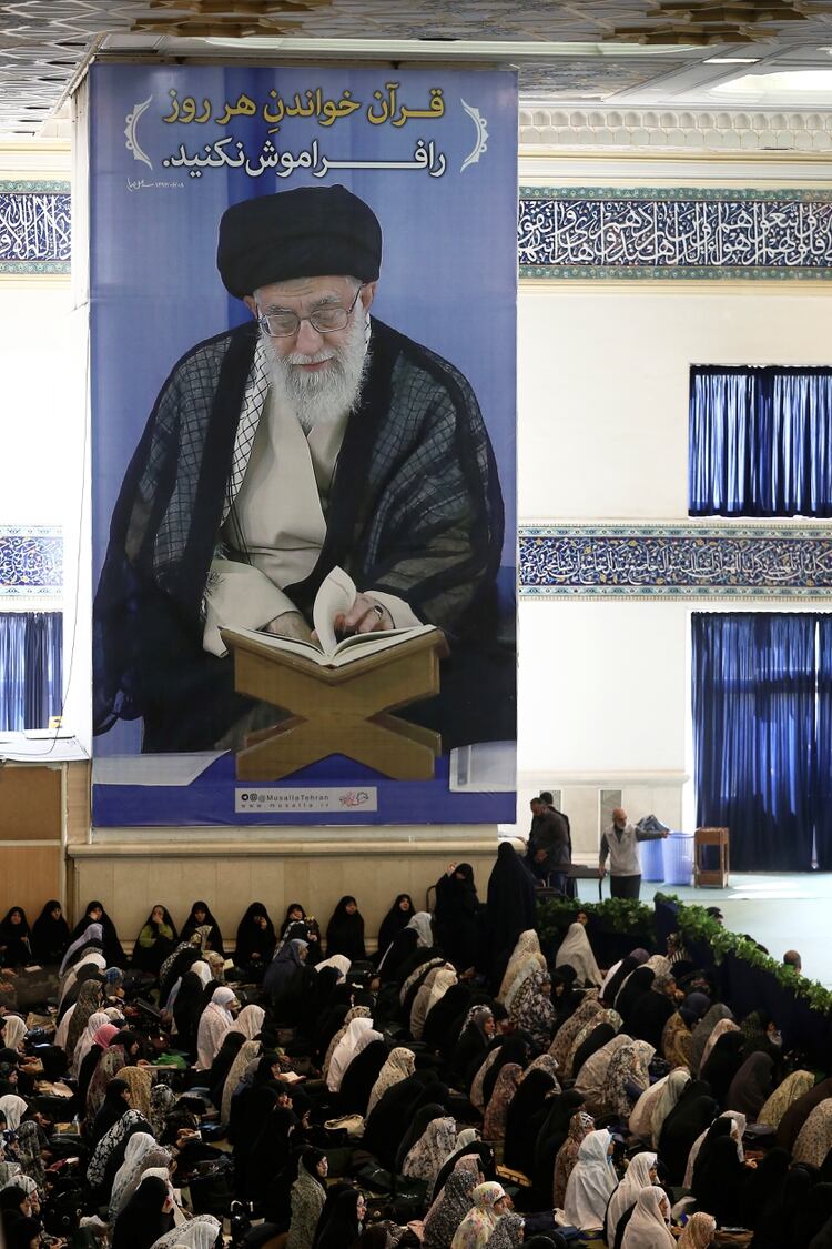 Fieles iraníes asisten a las oraciones del viernes contra el asesinato del general de división iraní Qassem Soleimani (Agencia de Noticias de Asia Occidental vía REUTERS)