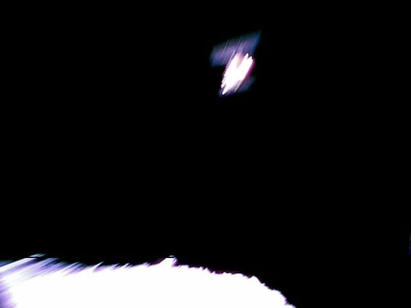 Otra foto tomada durante la separación de la nave Hayabusa-2. La imagen está borrosa porque el robot estaba rotando (JAXA)