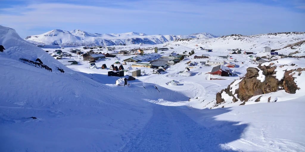El pueblo neuquino con aguas termales, nieve y un volcán que compite para ser el más lindo del mundo