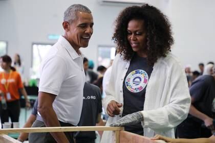El ex presidente de los Estados Unidos Barack Obama y la ex primera dama Michelle Obama asisten a un proyecto de servicio comunitario en Petaling Jaya, Malasia, el 12 de diciembre de 2019. (REUTERS/Lim Huey Teng)
