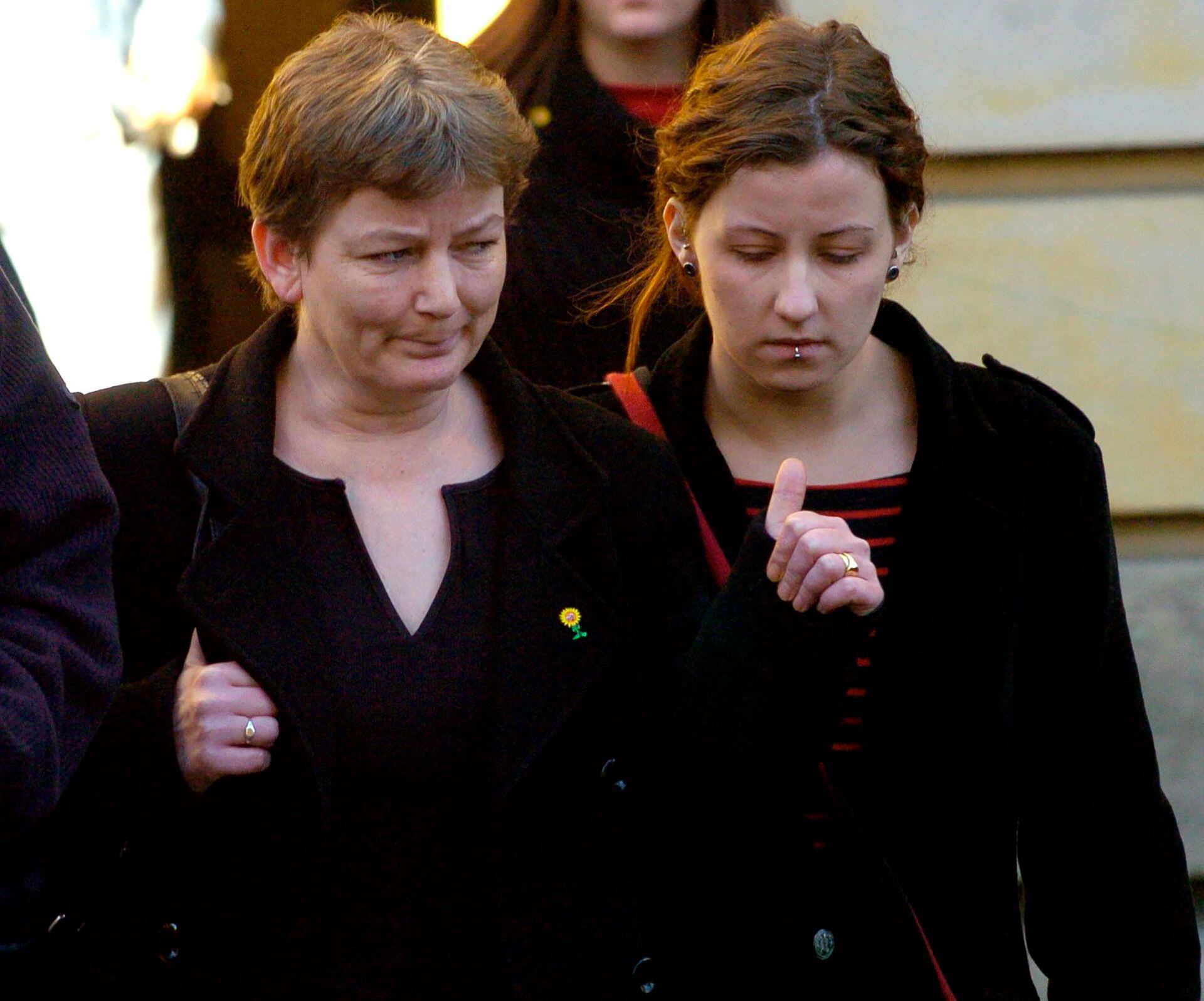Judy Jones, la madre de la adolescente asesinada Jodi Jones, da el visto bueno cuando abandona el Tribunal Superior de Edimburgo con su hija Janine, después de que el jurado declaró culpable a Luke Mitchell el 21/01/2005 (Grosby)