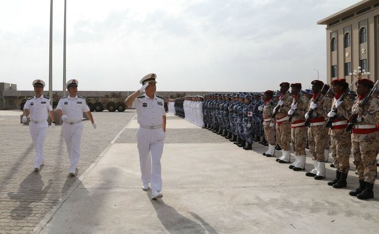 Un comandante chino pasa revista a sus tropas y a las de Djibouti, paÃ­s africano que permitiÃ³ en 2017 el establecimiento de la primera base militar de Beijing en el extranjero (China Plus)