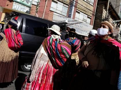 Mujeres aymaras con barbijos en La Paz, Bolivia (REUTERS/David Mercado)