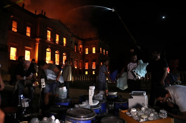 Personas intentan rescatar objetos del museo (REUTERS/Ricardo Moraes)
