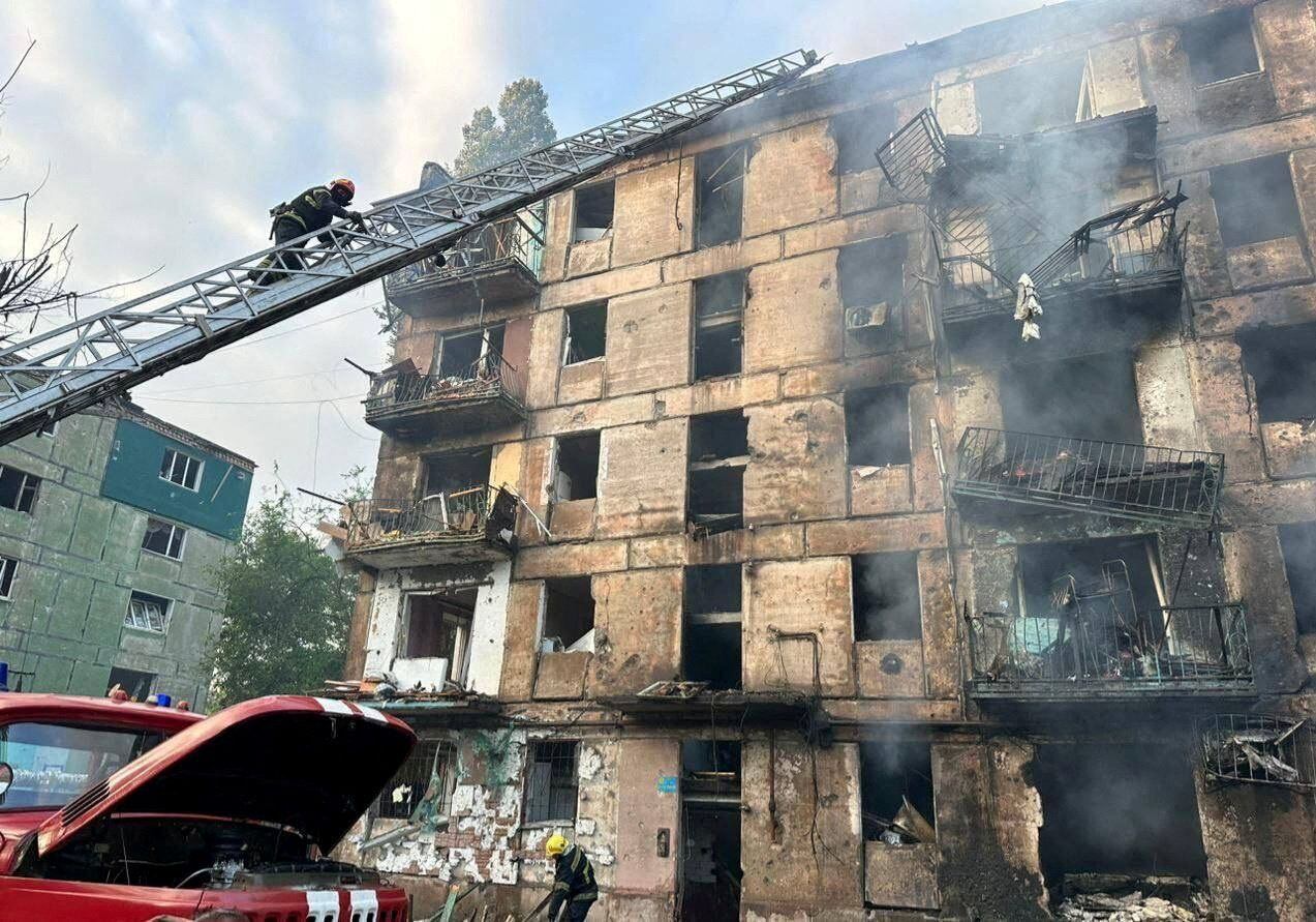 Rescatistas trabajan en un edificio residencial fuertemente dañado por un ataque con misiles rusos en Kryvyi Rih, región de Dnipropetrovsk, Ucrania, este 13 de junio 2023 (REUTERS)