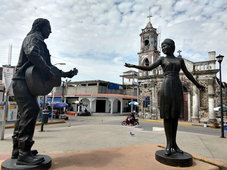 Fher, de Maná, y Rebeca Méndez, en la estatua ubicada en San Blas en homenaje a la canción