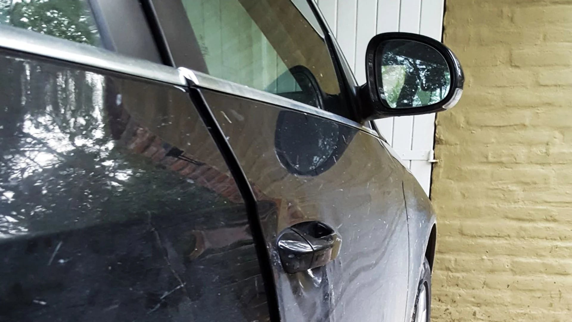 La puerta forzada del auto del intendente Martín Yeza (@martinyeza)