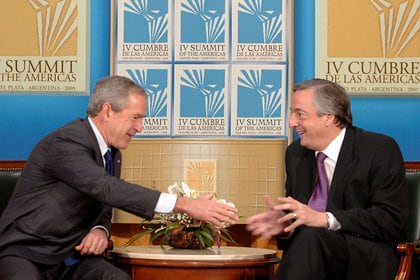 Encuentro previo a la apertura de la IV Cumbre de las Américas en Mar del Plata en noviembre de 2005. Las sonrisas engañan. El destrato recibido por George W. Bush en ese encuentro nunca fue perdonado Foto NA:Presidencia/pl****