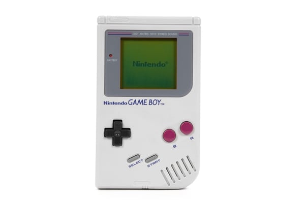 La empresa japonesa Nintendo lanzó en 1989 al mercado un modesto aparato con display verde que tenía 160 x 144 píxeles bajo el nombre: Gameboy. Tuvo un total de 1,1 millones de unidades vendidas anuales además de las 2,5 millones de consolas (Shutterstock)