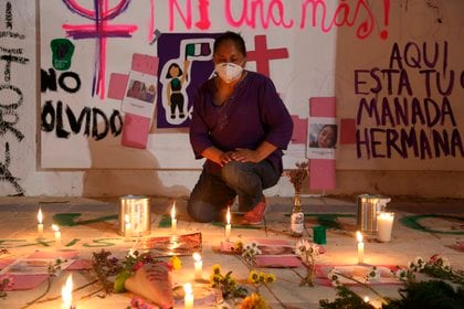 Una mujer reza hoy, en una ofrenda por la muerte de la migrante salvadoreña Victoria Esperanza Salazar ocurrido el sábado pasado en Tulum, estado de Quintana Roo (México). EFE/Lourdes Cruz
