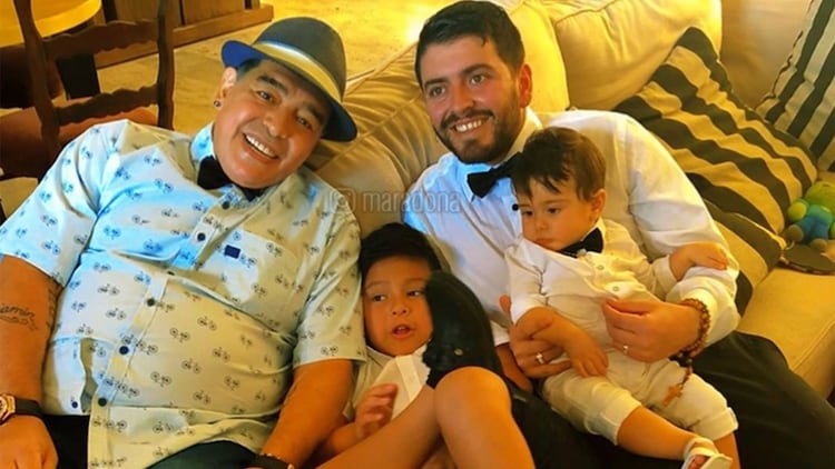 Maradona, sus hijos Diego Jr y Dieguito Fernando y su nieto, Diego Matías.