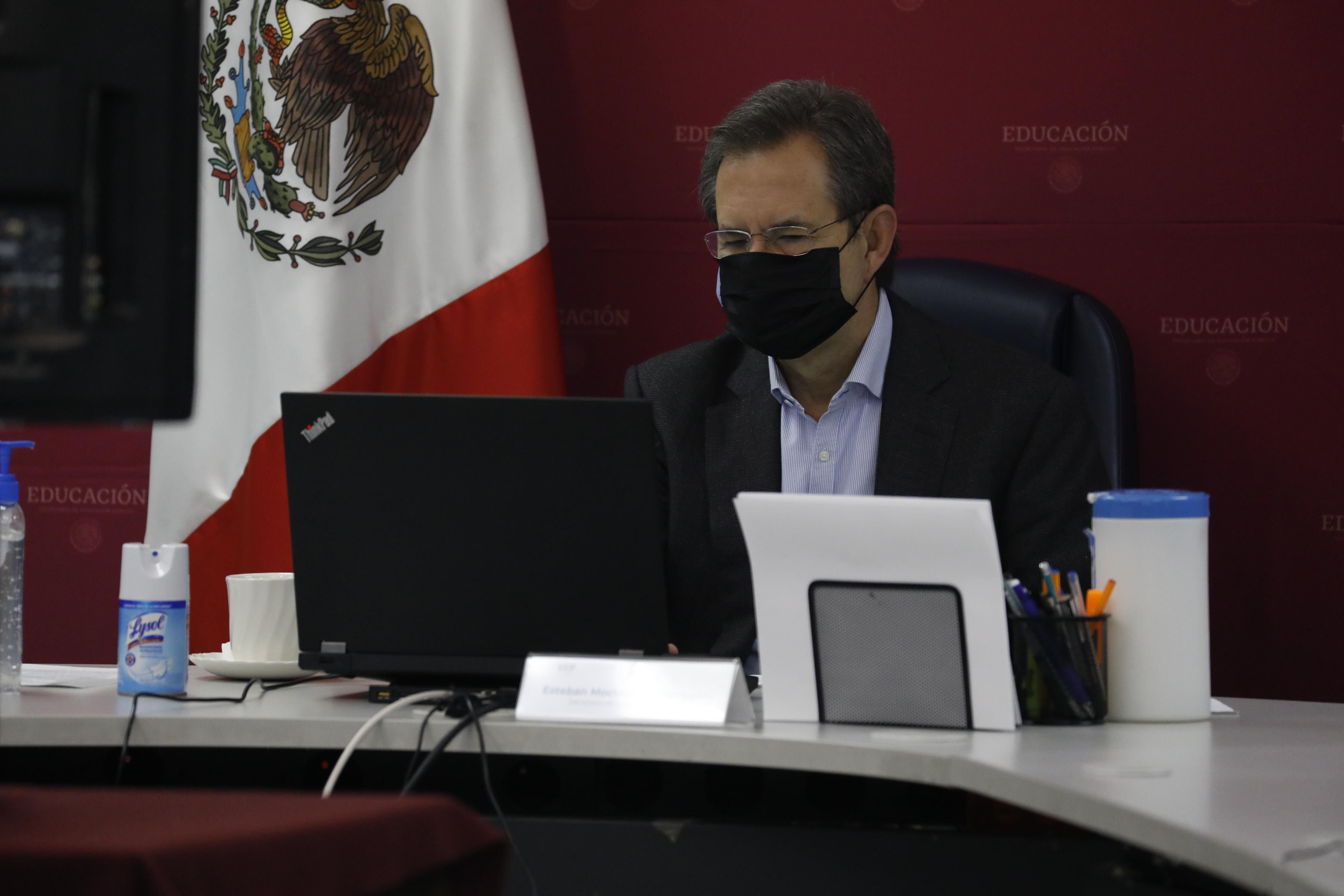Esteban Moctezuma Barragán en su oficina donde recibió las reuniones de la Comisión de Educación de la Cámara de Diputados y de la UNESCO (Foto: SEP)