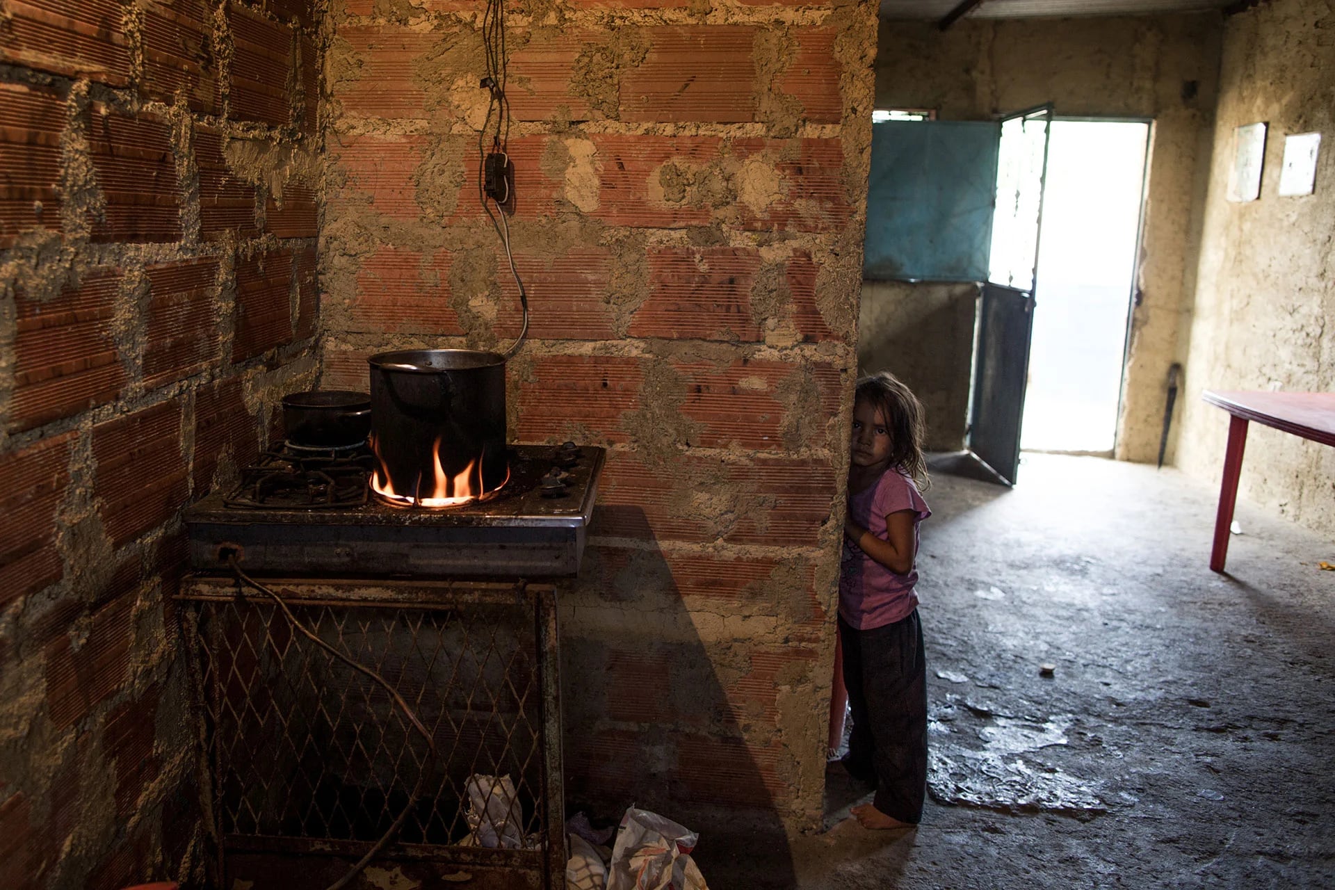 Una niña espera para almorzar. Una de las dos comidas que afortunadamente podrá ingerir (Washington Post)