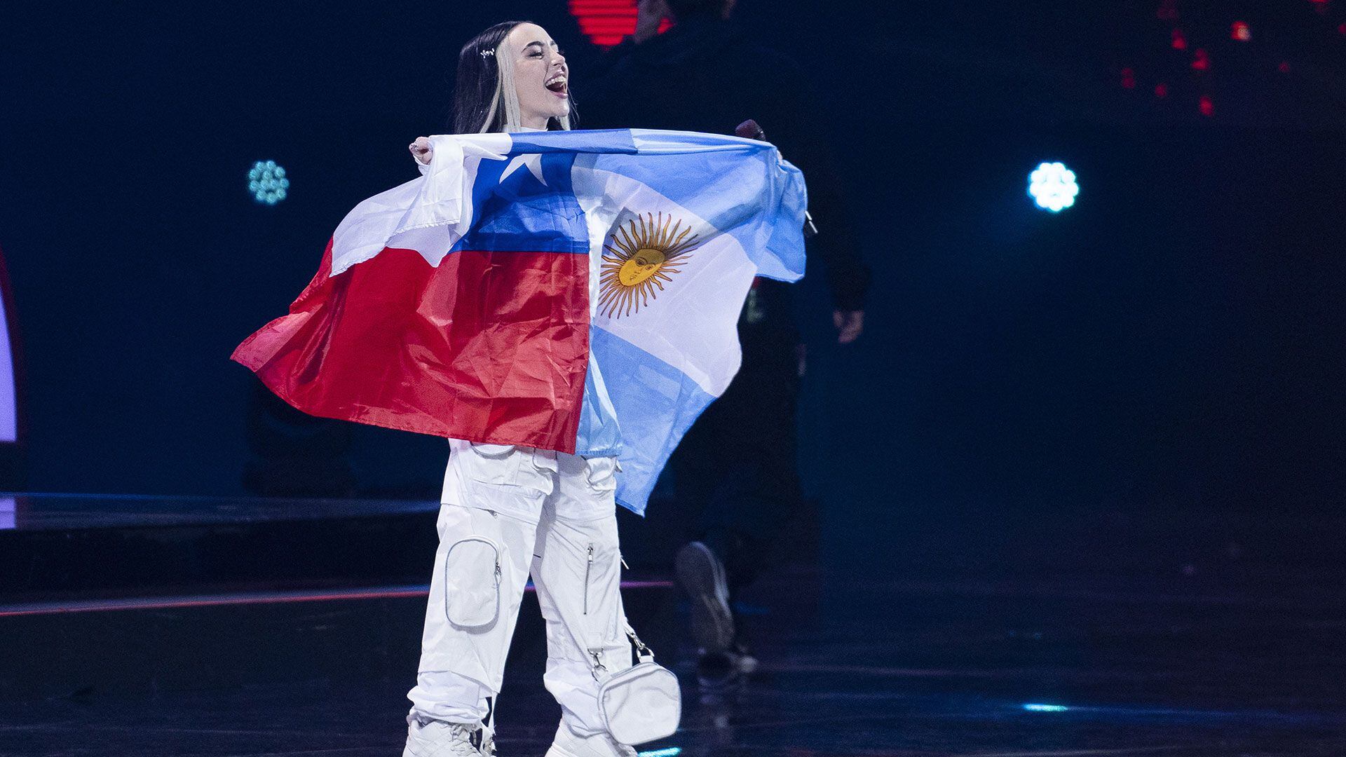 Nicki Nicole se presenta durante el 62º Festival Internacional de la Canción de Viña del Mar (EFE/ Adriana Thomasa)

