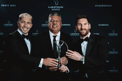 Lisandro Martínez, Messi y Claudio Tapia, presidente de la AFA, con los premios que recibieron la Pulga y la selección argentina