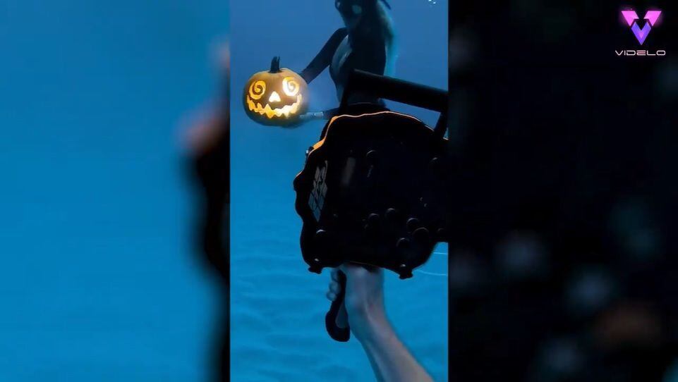 26-10-2021 Halloween bajo el agua: Profesionales de la fotografía intentan el reto de la calabaza bajo el agua.MADRID, 26 oct. (EDIZIONES) Los fotógrafos Shane Brown, de 29 años, de San Diego (California, EE.UU.), y Brittany Lewish, de 28 años, en Oahu (Hawái), expertos profesionales de la fotografía submarina, decidieron unirse al reto de la cabeza de calabaza, tan popular en redes sociales, pero de una forma un tanto inusual.POLITICA YOUTUBE - VIDELO - @SHANGERDANGER