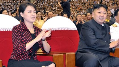 Kim Jong Un y su esposa Ri Sol-ju ven una actuación, Pyongyang, Corea del Norte - 31 jul 2012