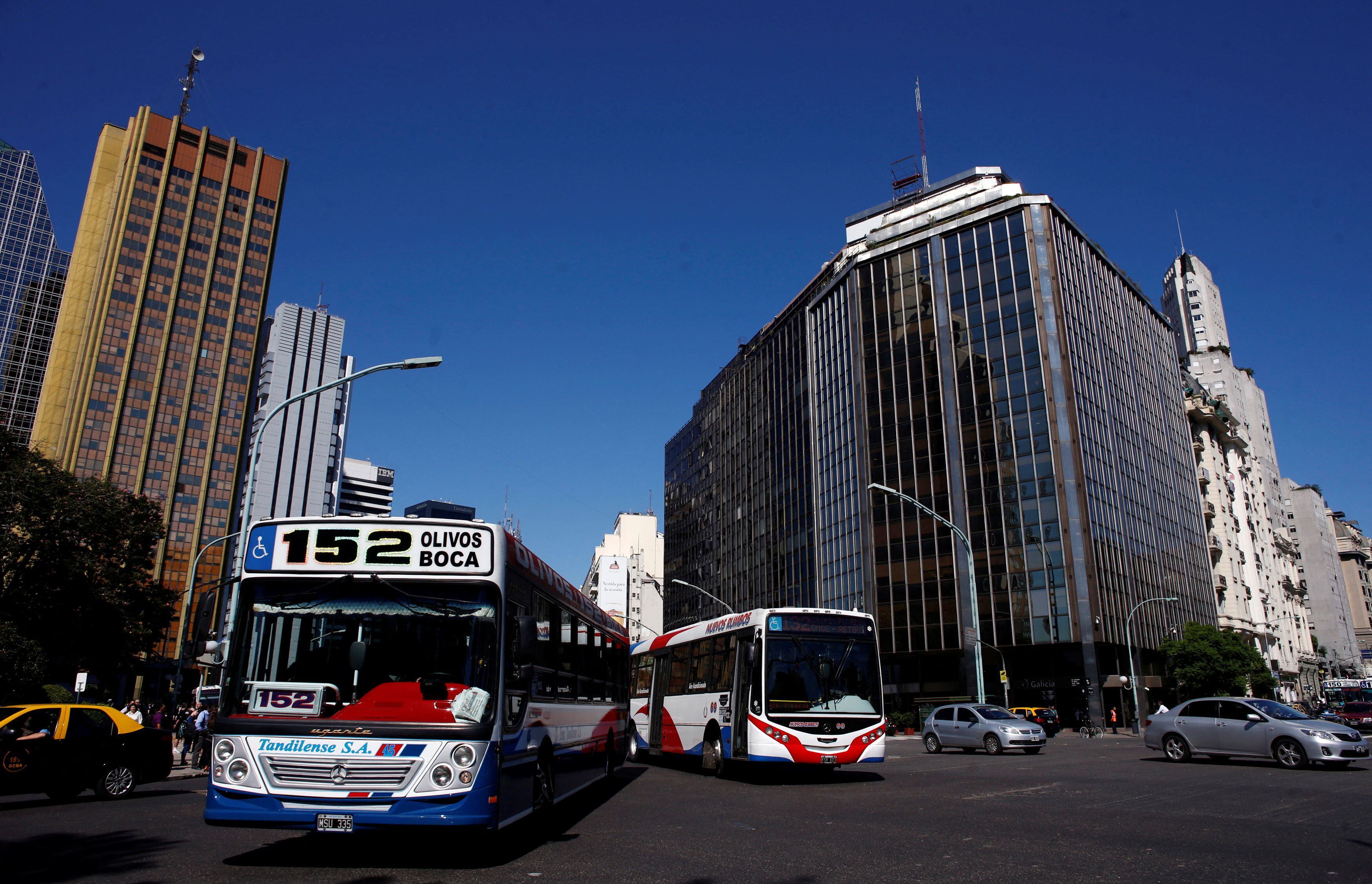 FILE PHOTO: Buses and cars pass by Leandro Alem avenue in Buenos Aires April 9, 2014. Picture taken April 9, 2014.  REUTERS/Marcos Brindicci/File Photo