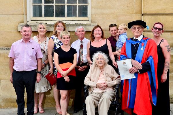 Rodeado de su familia, Charles obtuvo su segundo doctorado. Crédito: Universidad de Northampton
