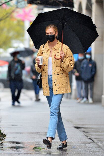 Le hizo frente a la lluvia. A pesar del mal clima, Karlie Kloss salió a pasear por las calles de Nueva York. Se protegió con un paraguas, lució un jean, remera blanca y un trench amarillo con flores (Fotos: The Grosby Group)