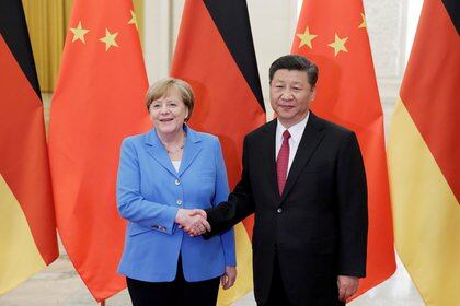 Encuentro entre Xi Jinping y la canciller alemana Angela Merkel en el Gran Salón del Pueblo el 24 de mayo de 2018 (REUTERS/Jason Lee/Pool/File Photo)