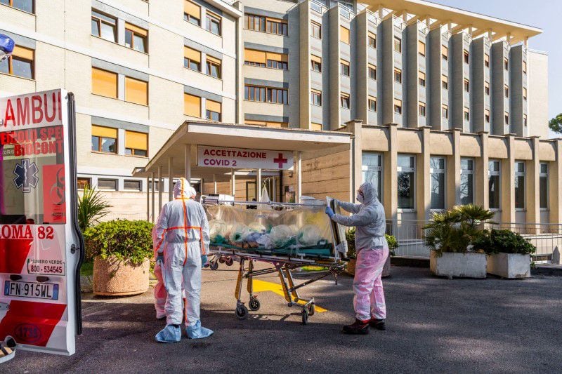Un paciente con coronavirus llega en una camilla al Hospital Covid Columbus, que ha sido asignado como uno de los nuevos hospitales de tratamiento de coronavirus en Roma, Italia, el 16 de marzo de 2020. Policlínico Gemelli via REUTERS