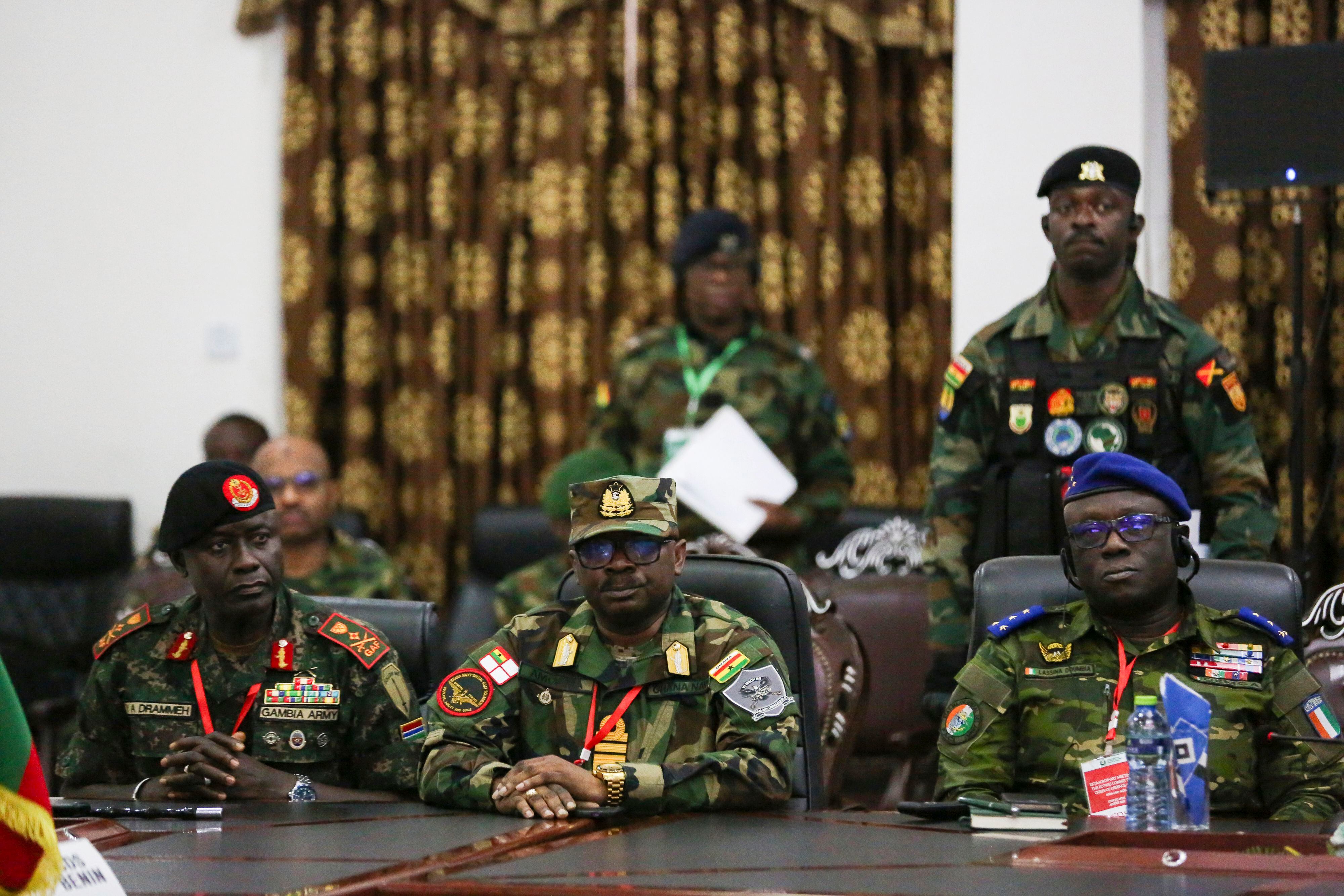 El vicealmirante de Ghana Seth Amoama, al centro, flanqueado por el teniente general Yankuba Drammeh, de Gambia (izquierda), y por el general Lassina Doumbia, de Costa de Marfil. (AP)