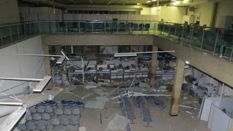El interior de uno de los bancos atacados, donde hubo una gran explosión