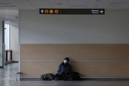 Un pasajero espera durante una cuarentena general en medio del brote de coronavirus, en el Aeropuerto Internacional Arturo Merino Benitez, en Santiago, Chile, Mayo 27, 2020. REUTERS/Iván Alvarado