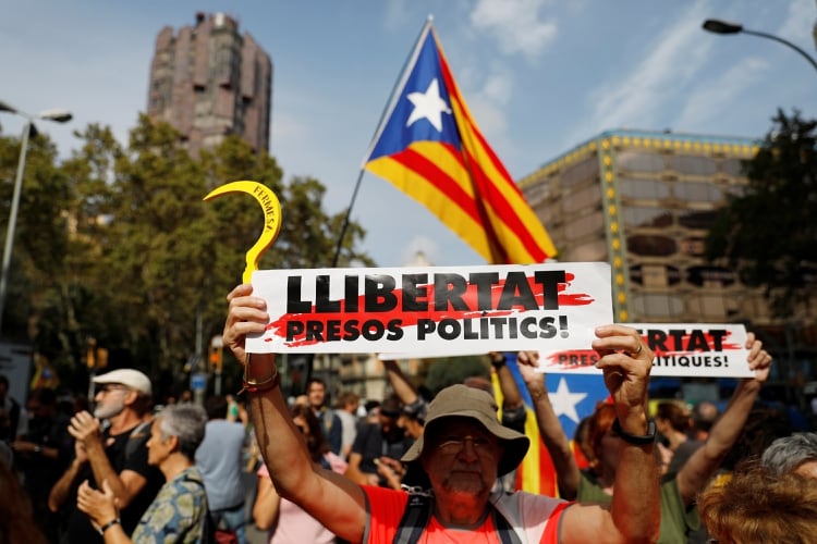 Cataluña lleva tres días de protestas tras la sentencia contra 12 líderes independentistas (REUTERS/Rafael Marchante)