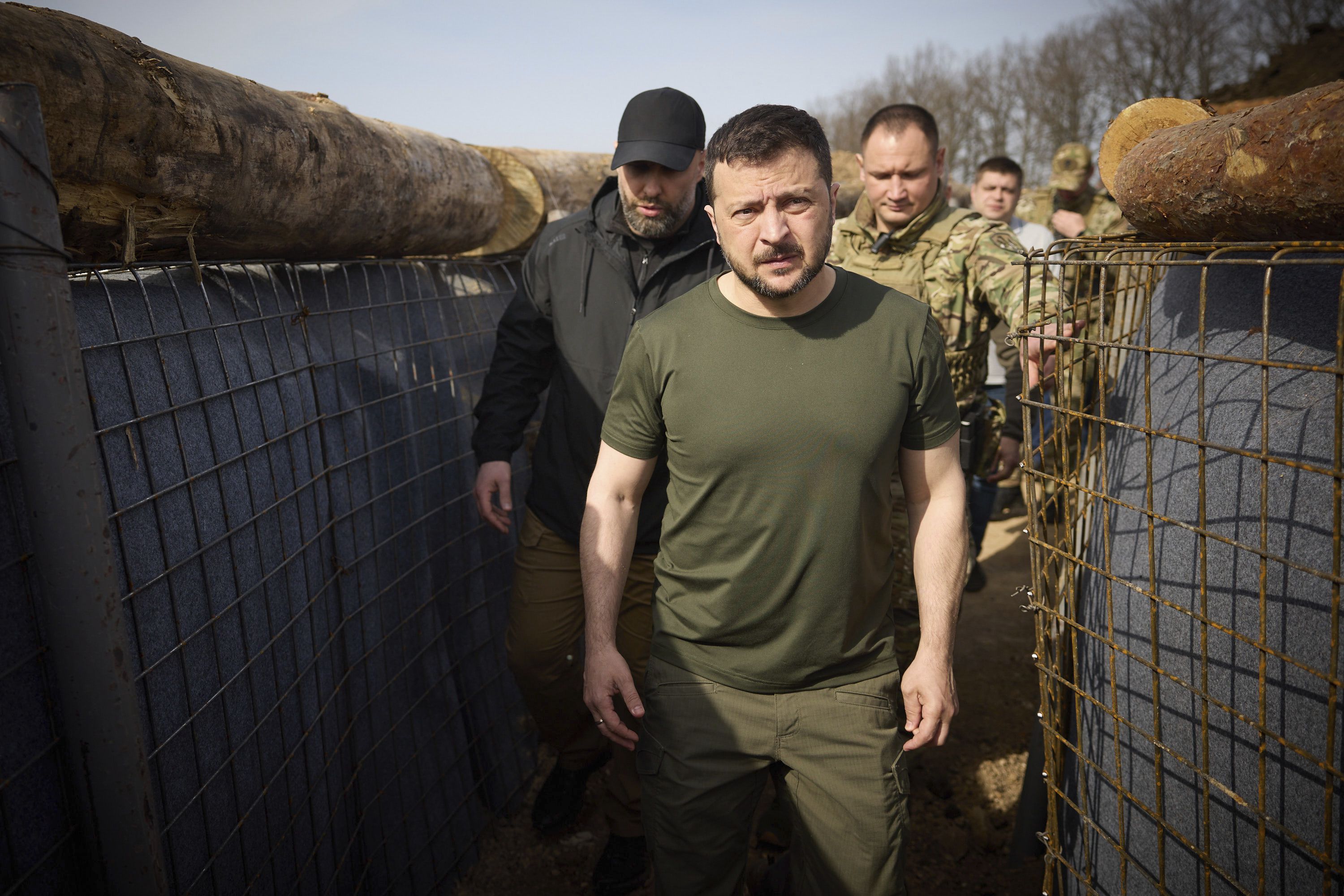 El presidente ucraniano Volodimir Zelensky inspeccionó las líneas de fortificación en la región de Kharkiv, Ucrania, el martes 9 de abril de 2024 (AP)