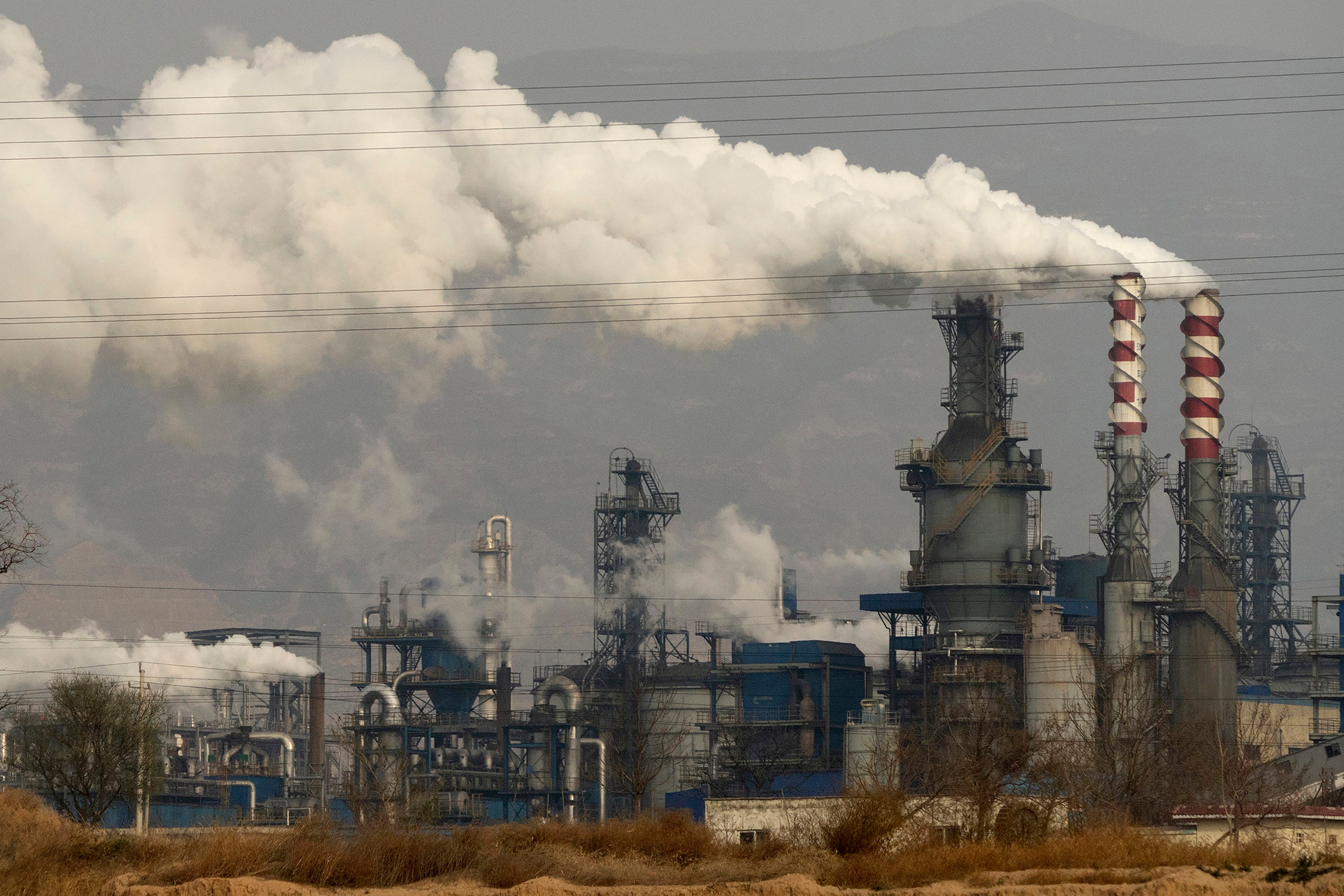 Una fábrica de procesado de carbón emite metano mediante humo y vapor, en Hejin, en la provincia de Shanxi, China (AP Foto/Olivia Zhang, archivo)