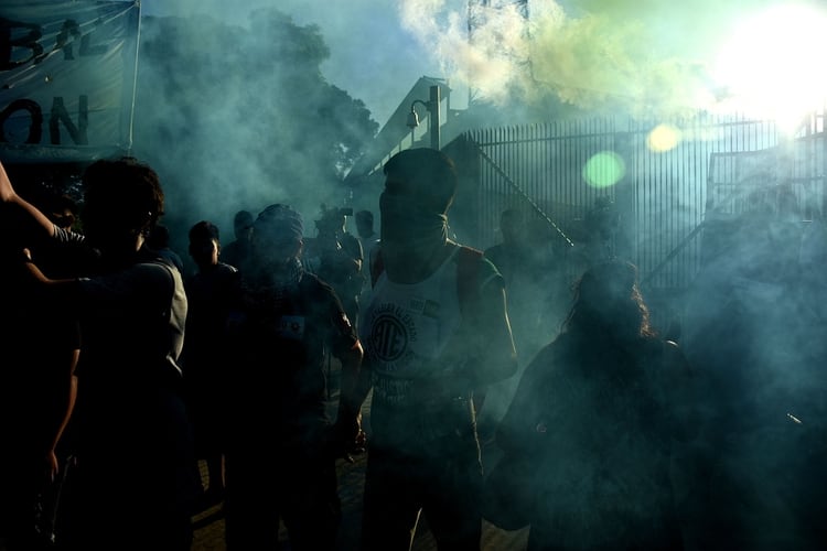 La policía evitó que los manifestantes cortaran la totalidad de la avenida