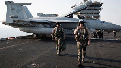 Pilotos de la Marina de la unidad “Red Rippers” VFA-11 en el portaaviones Theodore Roosevelt en 2015. Integrantes de ese escuadrón empezaron a ver objetos extraños después de la actualización de los sistemas de radar. (Adam Ferguson para The New York Times)