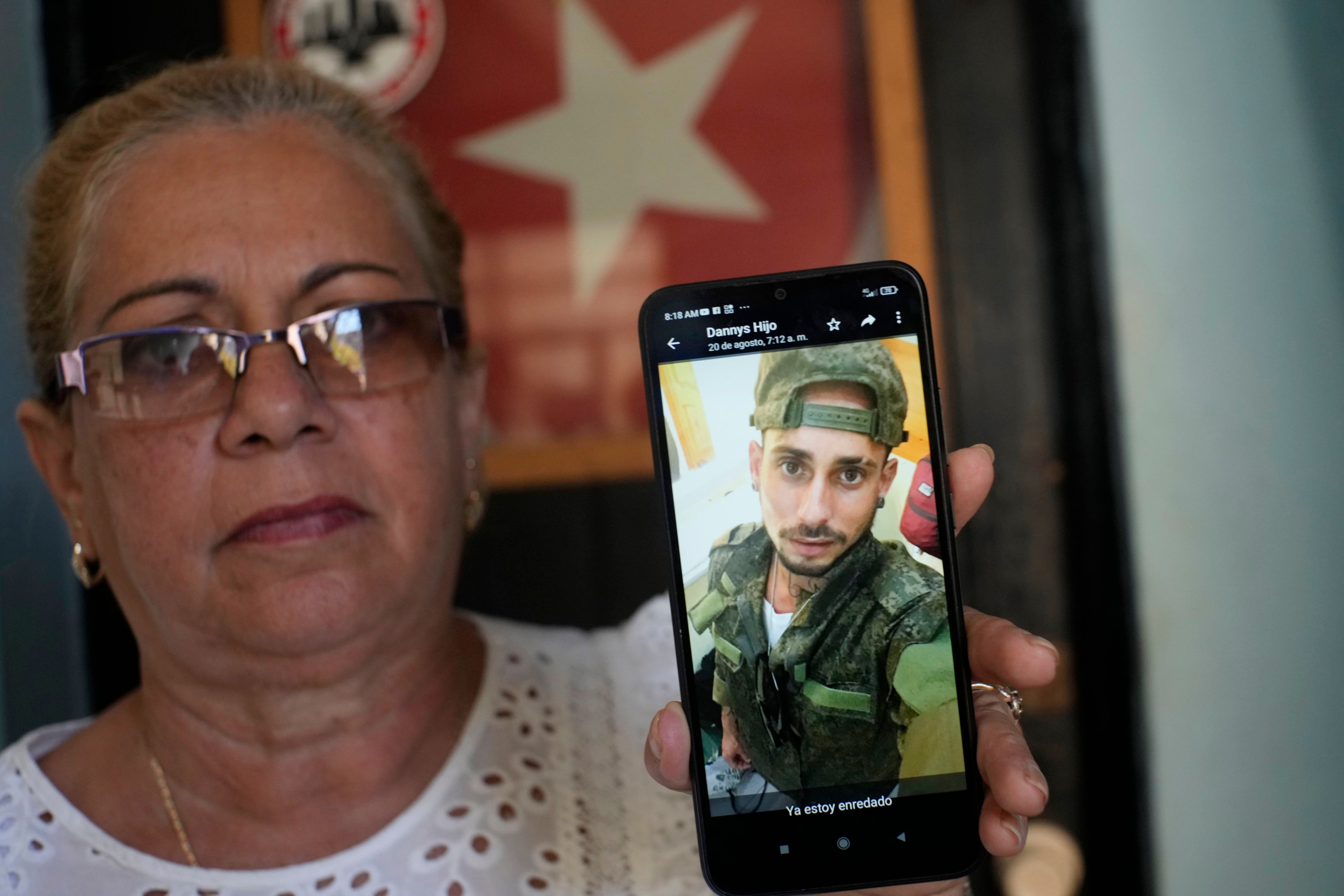 Marilin Vinent muestra una fotografía de su hijo Dannys Castillo con vestimenta militar en un mensaje del 22 de agosto de su hijo, en entrevista en su hogar en La Habana, Cuba, el viernes 8 de septiembre de 2023 (AP Foto/Ramon Espinosa)