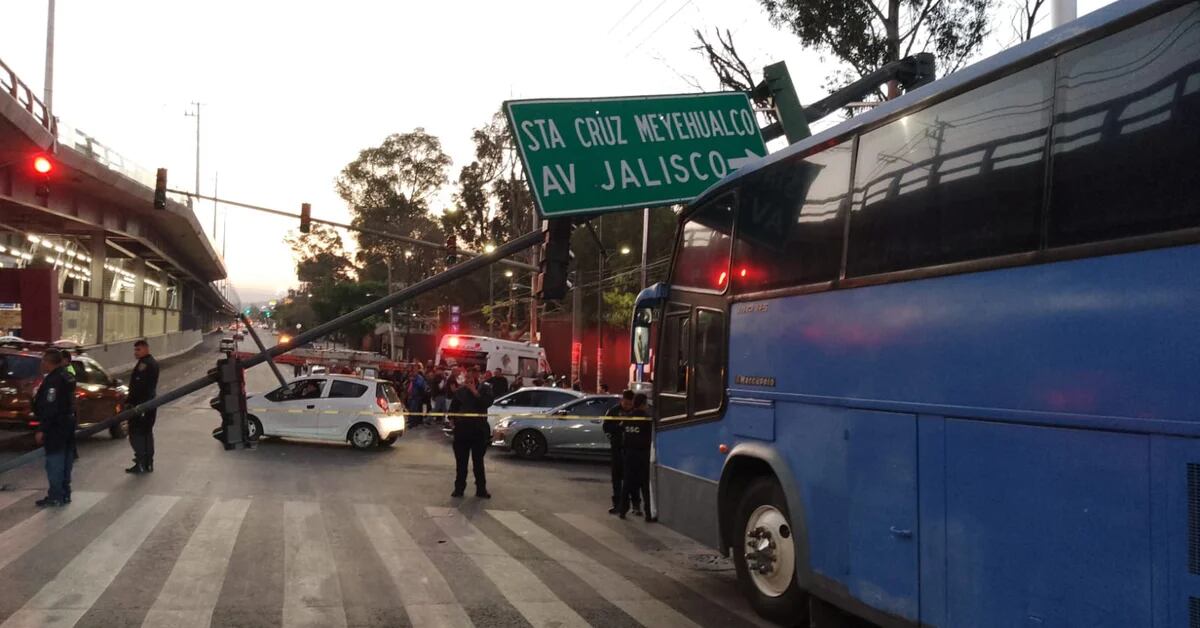 The collision of a bus against a stand and a bus stop in Ermita Iztapalapa left 5 injured