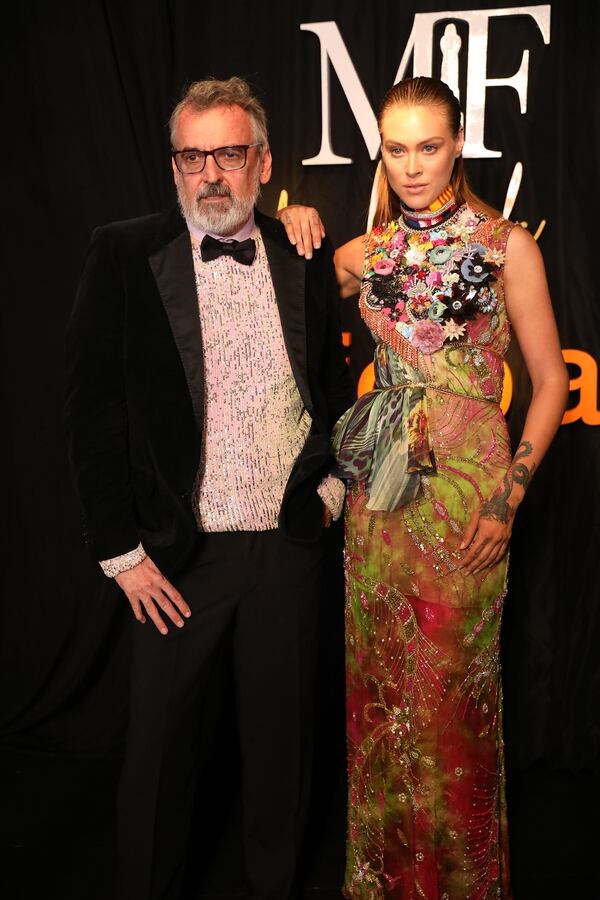 Benito Fernández junto a una de sus modelos y luciendo uno de sus diseños en la green carpet de los MArtín Fierro de la Moda 2019 