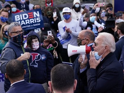 Biden habla a través de un megáfono en una parada de campaña, el día de las elecciones en Filadelfia, Pensilvania (REUTERS/Kevin Lamarque)