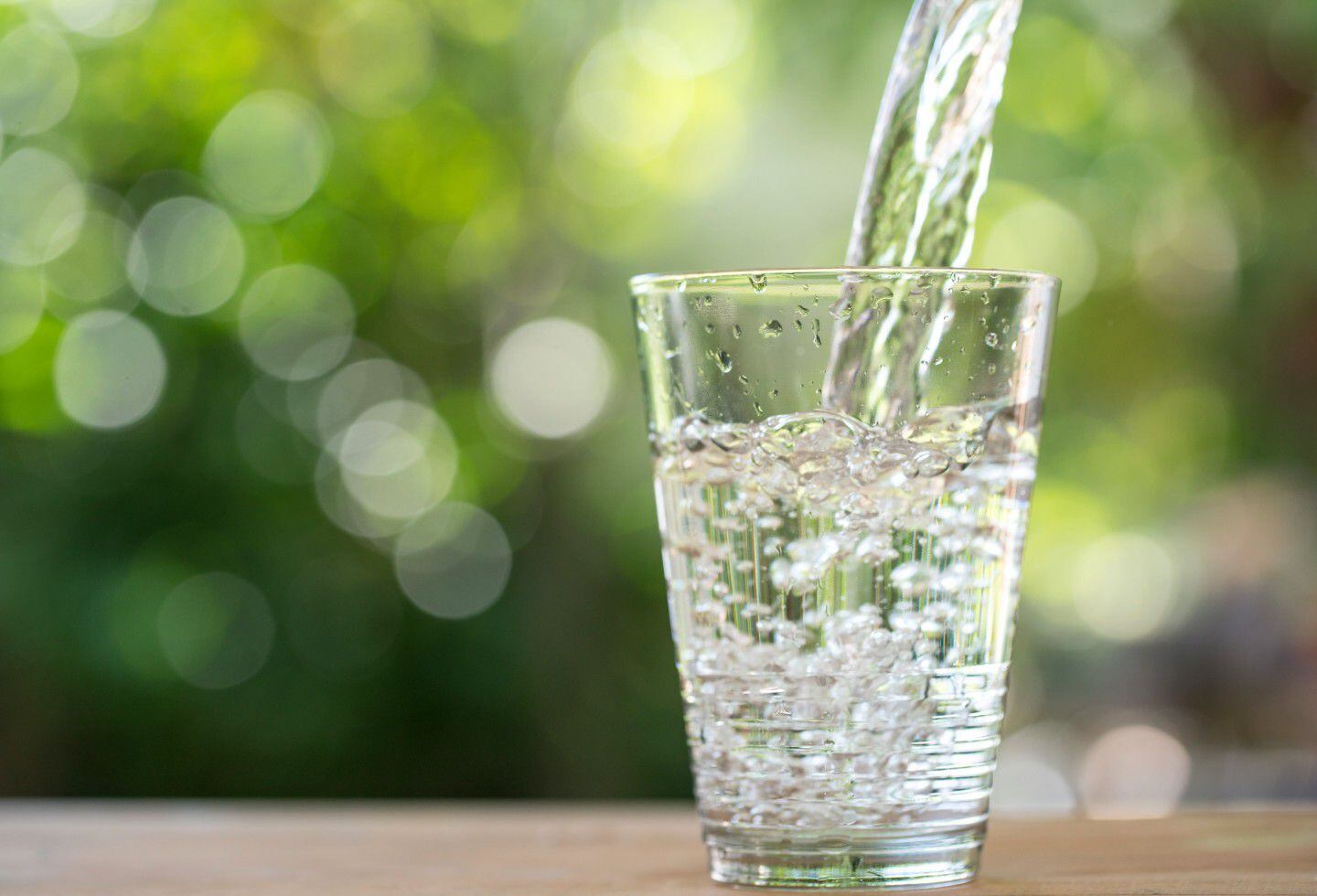 Tomar agua constatemente en el trancurso ayudará en la digestión.