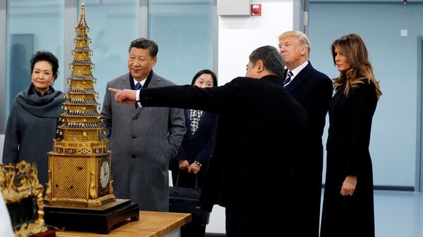 Trump, Xi y sus esposas observan objetos en el laboratorio de conservación de la Ciudad Prohibida de Beijing (REUTERS/Andy Wong/Pool)