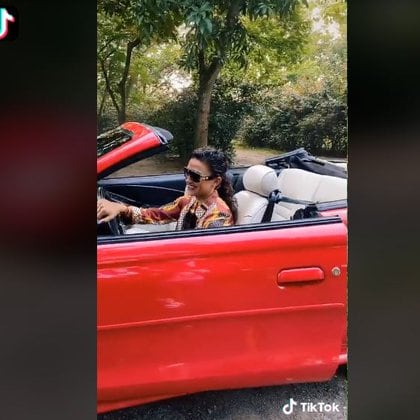En los videos de su cuenta aparece con diferentes vehículos de lujo (Foto: Captura TikTok Damara Gómez)
