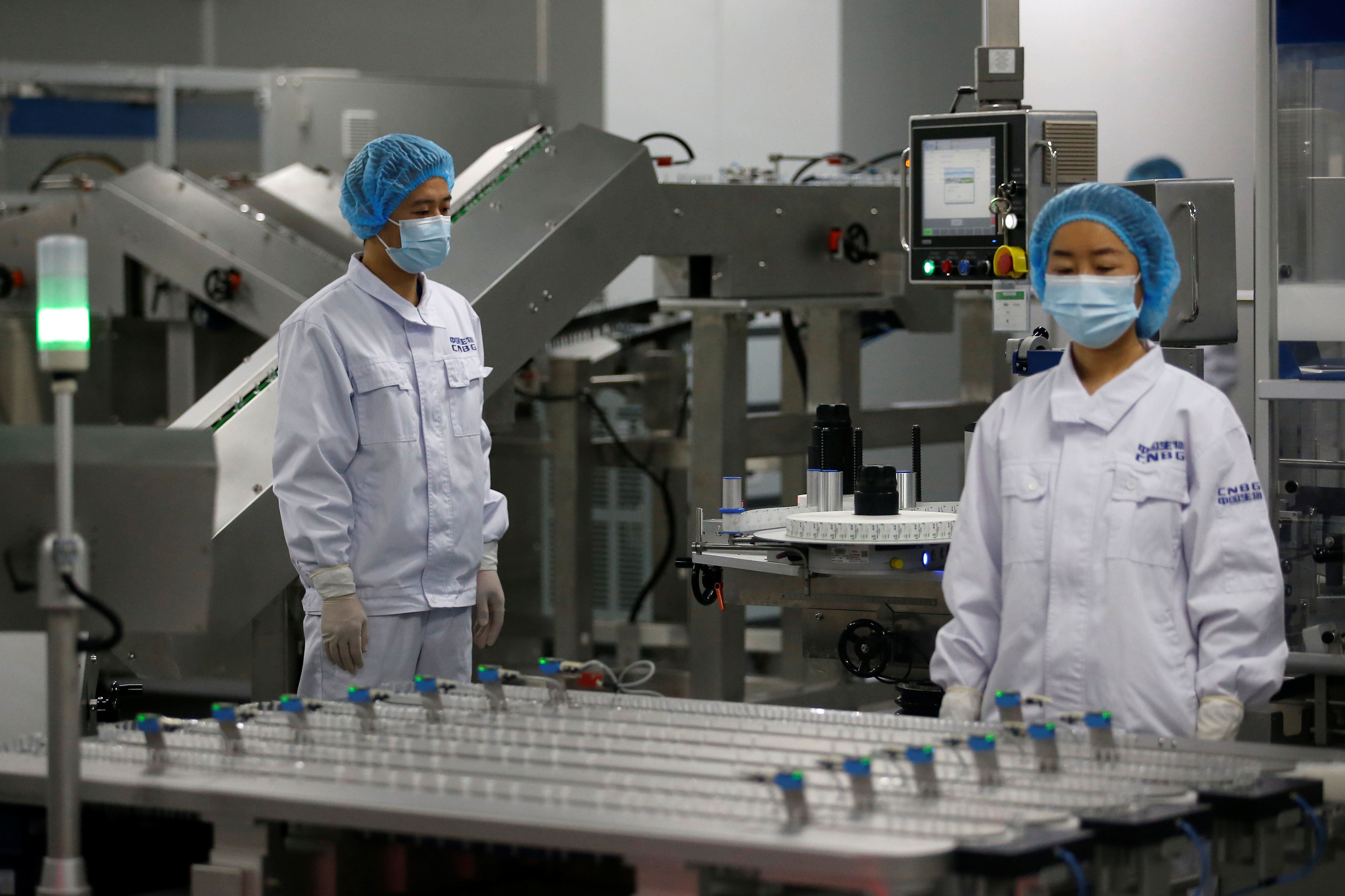 Operarios trabajan en la fábrica de Sinopharm en Pekín, China - REUTERS/Tingshu Wang