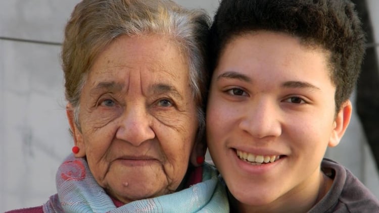 Christopher Chancé, emprendedor y programador de 16 años, junto a su abuela