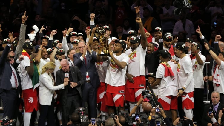 Toronto Raptors festeja la obtención del primer anillo de NBA de su historia (USA TODAY Sports)