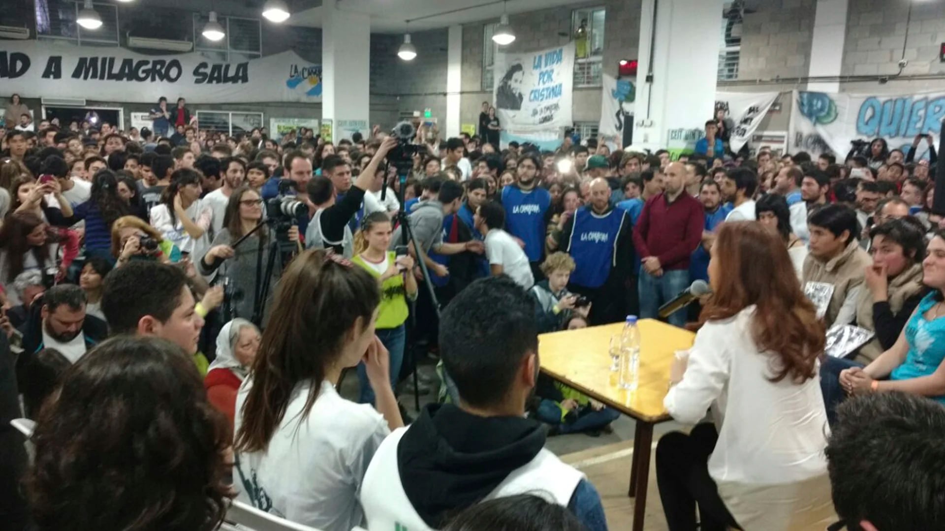 Cristina Kirchner con estudiantes secundarios (Nicolás Aboaf)