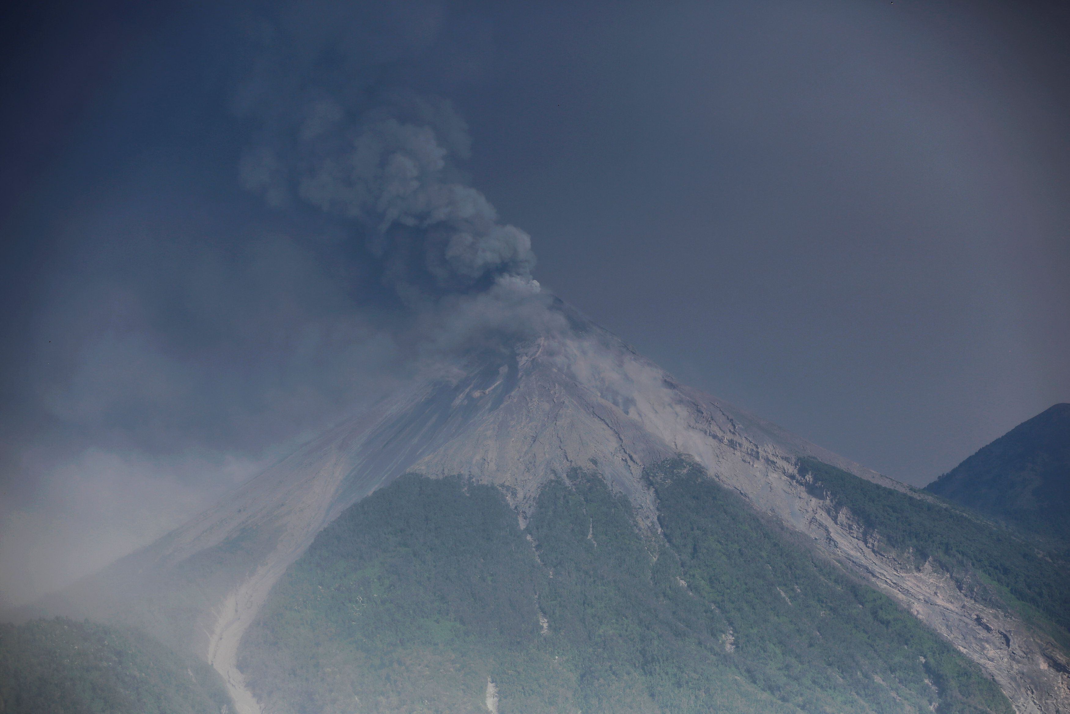 El vapor se eleva desde el volcán Fuego, visto desde San Juan Alotenango, en las afueras de la Ciudad de Guatemala. (Reuters/Luis Echeverría)