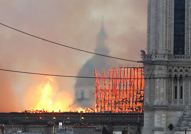 Había 2000 personas adentro cuando se desató el incendio. (Foto: AP Photo/Thibault Camus)