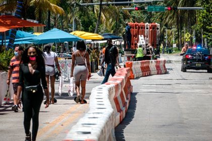 Con el anuncio del fin del toque de queda a la medianoche, el principal condado de la Florida pone fin a más de un año de restricciones a consecuencia de la pandemia del COVID 19 (EFE)